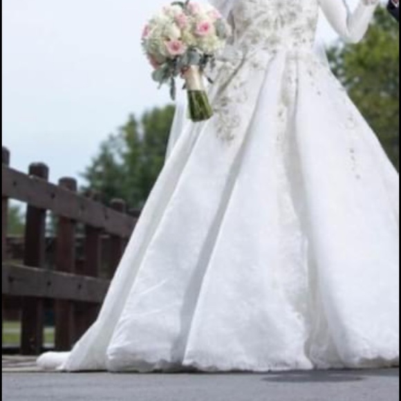 Wedding dress - Picture 2 of 9